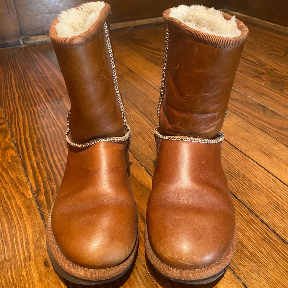LEATHER UGGS Size 8. Comfy!